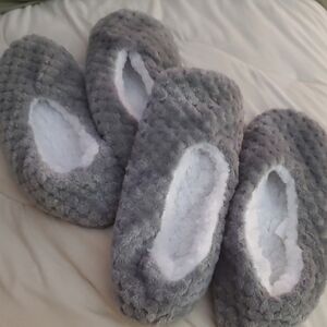 Source Unknown Gray and White Women's Slippers